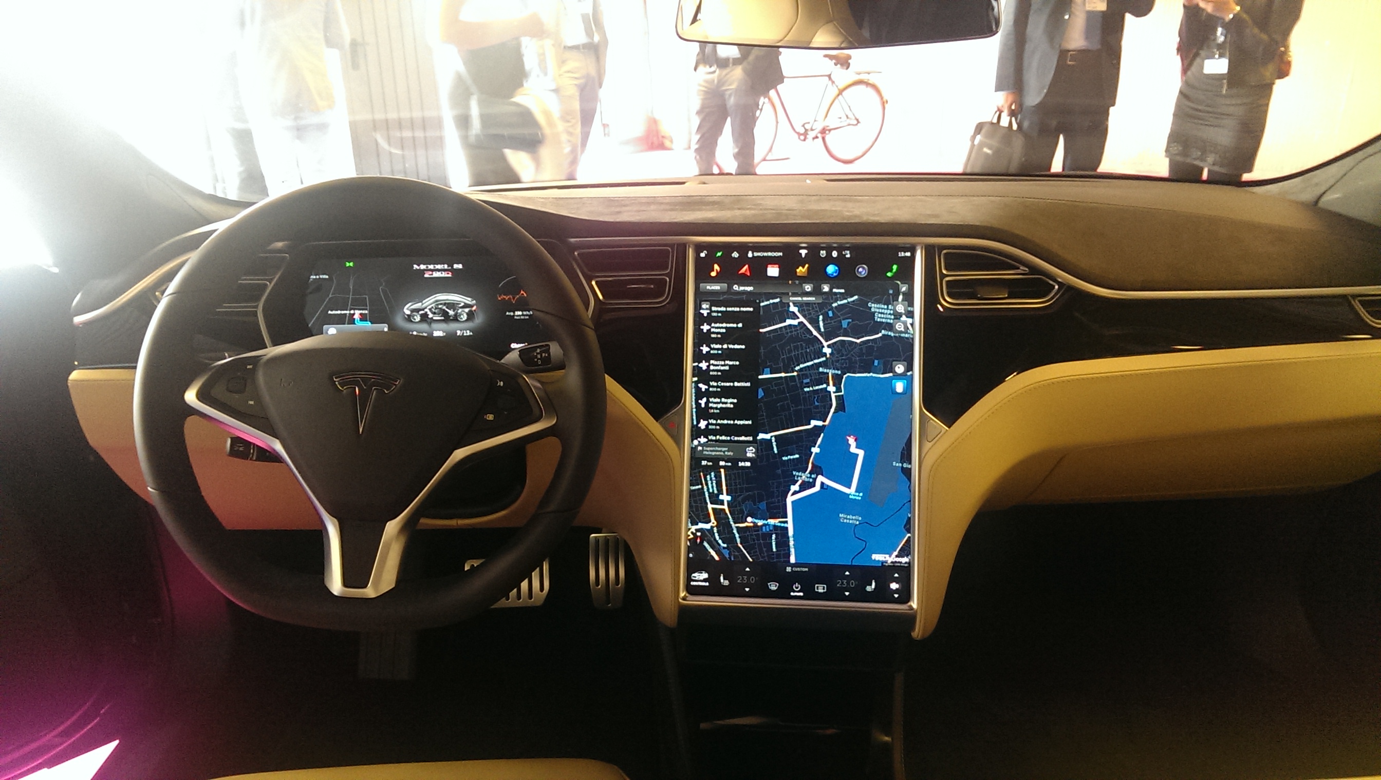 Tesla monitor narxi